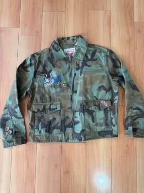 Women’s Camouflage Utility Jacket with Crane Embroidery - Green